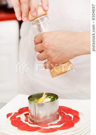 chef making carpaccio 6504697