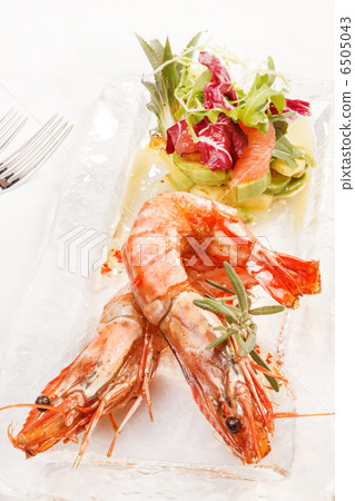 shrimps with salad 6505043