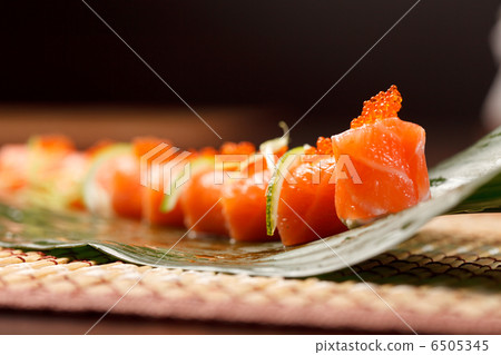 sushi on the leaf 6505345
