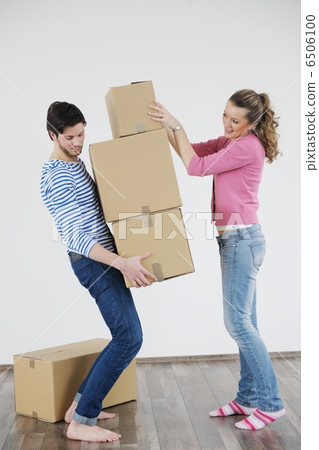 Young couple moving in new house 6506100