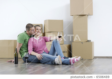 Young couple moving in new home 6506489