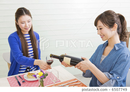 一個女人用酒 6507749