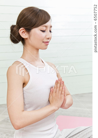 Woman doing yoga 6507752