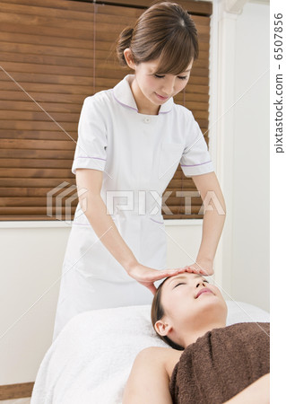 Head massage treatment 6507856