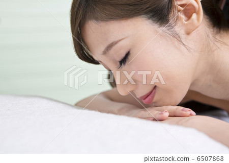 A woman closing her eyes with her face lying down 6507868