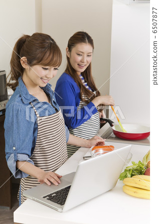 一個女人在個人電腦上確認食譜 6507877