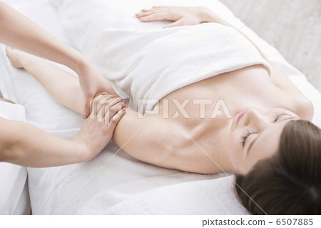 一名女子正在接受身體治療 6507885