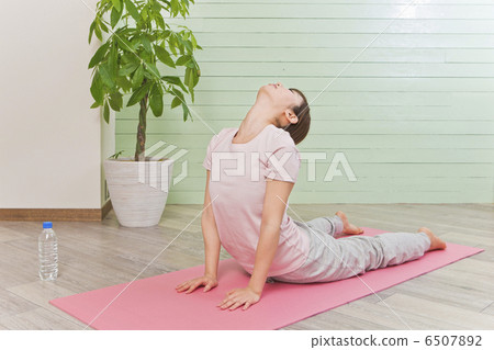 Woman doing yoga 6507892