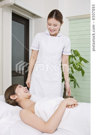 An esthetician and a woman who is talking 6507893