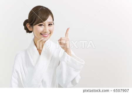 A woman who came in a bathrobe 6507907