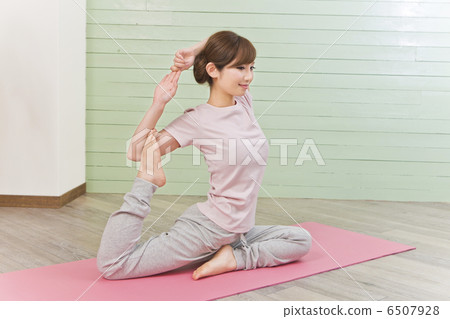 Woman doing yoga 6507928