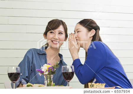 兩個女人偷偷地說話 6507934