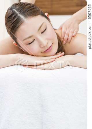 一名女子正在接受身體治療 6507935