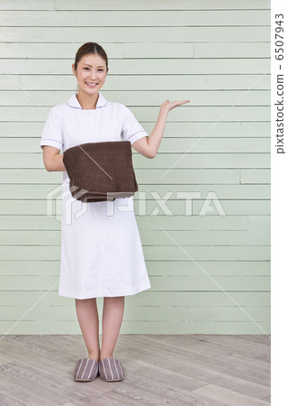 Aestheticians with bath towels 6507943