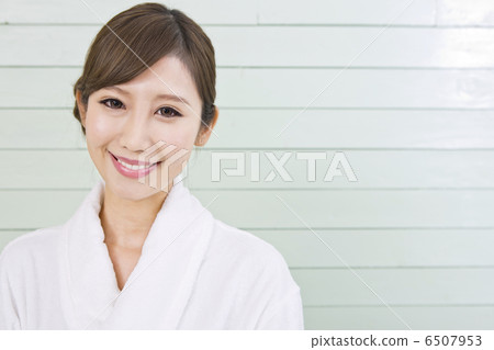 A woman who came in a bathrobe 6507953