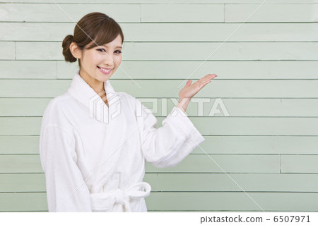 A woman who came in a bathrobe 6507971
