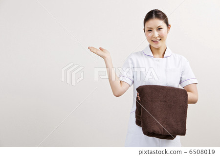 Aestheticians with bath towels Aestheticians with bath towels 6508019