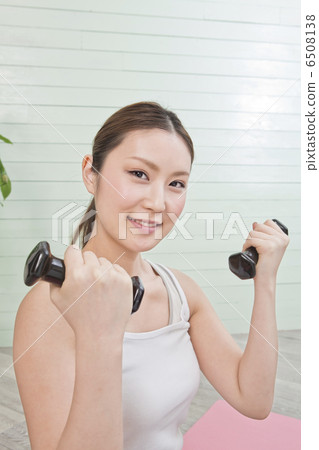 一個女人在啞鈴訓練 6508138