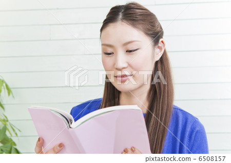Woman reading Woman reading 6508157