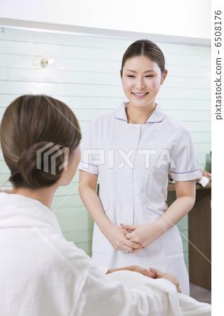 Aestheticians talking with customers with a smile Aestheticians talking with customers with a smile 6508176