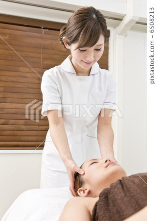 Head massage treatment 6508213