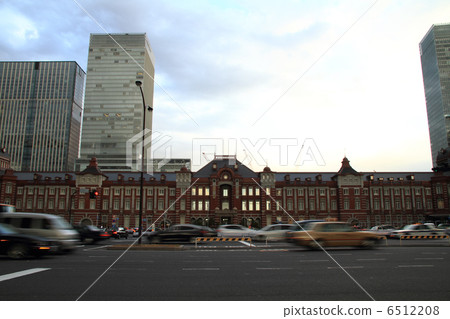 汽車在東京車站和車站前運行 6512208