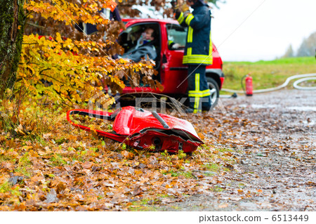 Accident - Fire brigade rescues Victim of a car 6513449