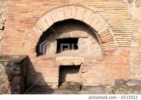 Pompeii ruins (baker's stone kiln) 6515022