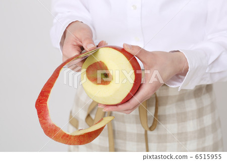 Peeling of apples 6515955