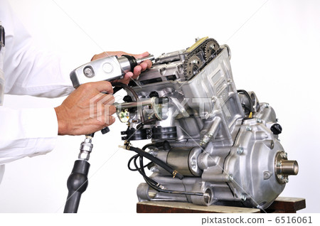 Maintenance of motorcycle engine 6516061