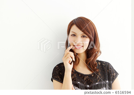 Wave hair ladies with mobile phones Wave hair ladies with mobile phones 6516594