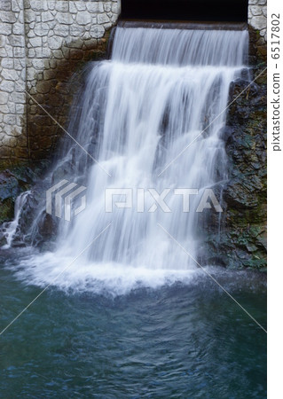 Kochihara河水力發電瀑佈在高知縣高岡郡Ikuhara鎮 6517802