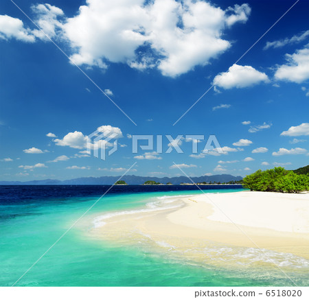 White sand beach and blue sky 6518020