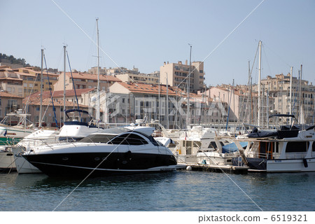 The lively marina scenery and rows of buildings in Marseille's Old Port 6519321