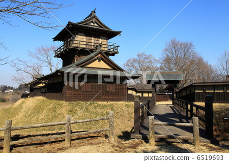 奧庫城堡遺址公園奧奎城堡兩層塔樓，塔樓和橋 - 奧庫 6519693