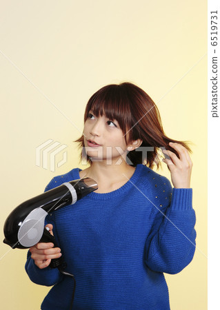 頭髮護理圖像中的年輕女性 頭髮護理圖像中的年輕女性 6519731