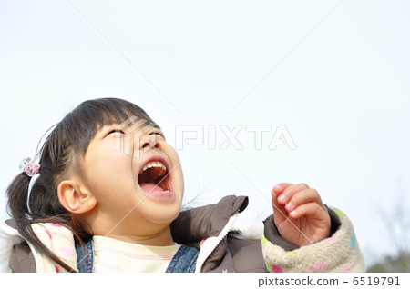 一個女孩大聲喊著向天空 6519791