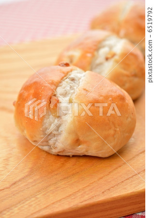 Delicious walnut bread. 6519792