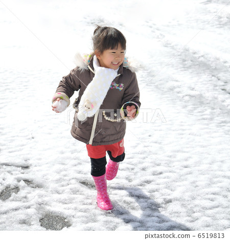 Girl playing snow cheerfully 6519813