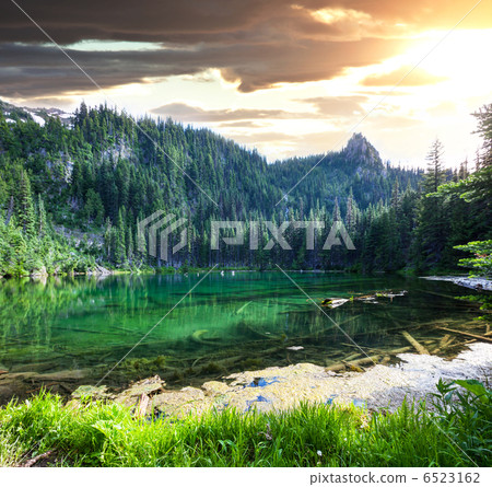 Lake 6523162