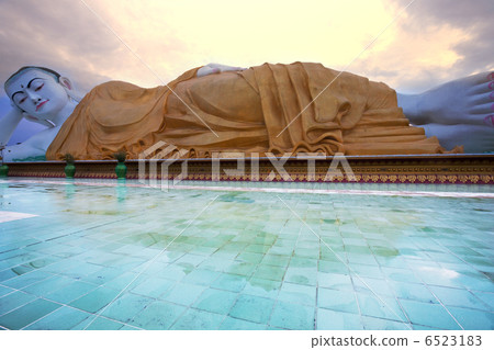 Buddha statue 6523183