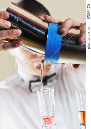 pro barman prepare coctail drink on party 6526470