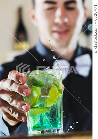 pro barman prepare coctail drink on party 6526471