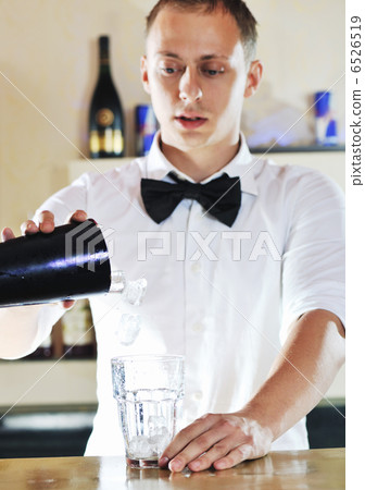 pro barman prepare coctail drink on party 6526519