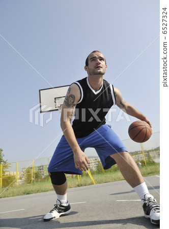 basketball player 6527324
