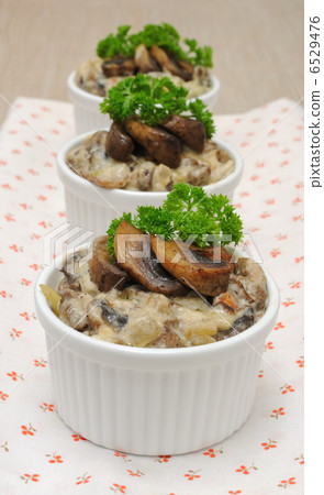 Mushrooms in a creamy sauce Mushrooms in a creamy sauce 6529476