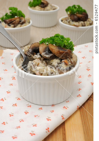 Mushrooms in a creamy sauce Mushrooms in a creamy sauce 6529477