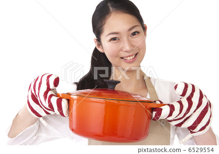 有罐的一名微笑的婦女 6529554
