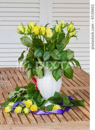 bouquet of yellow roses in vase 6530601