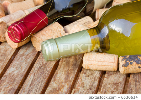red and white wine bottles 6530634